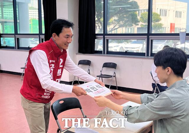 양측의 정치적 이해관계와 당내 셈법이 복잡하게 얽히며 보수 진영 단일화 논의는 공전하는 분위기다. 사진은 박민식 국민의힘 후보. /뉴시스