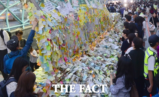 강남역 살인사건은 지난 2016년 5월17일 강남역 인근 주점 건물 남녀공용 화장실에서 30대 남성이 일면식 없는 20대 여성을 살해한 사건이다. 이후 지하철 강남역 10번 출구에 피해 여성을 추모하는 시민들의 발길이 이어지고 있다. /뉴시스