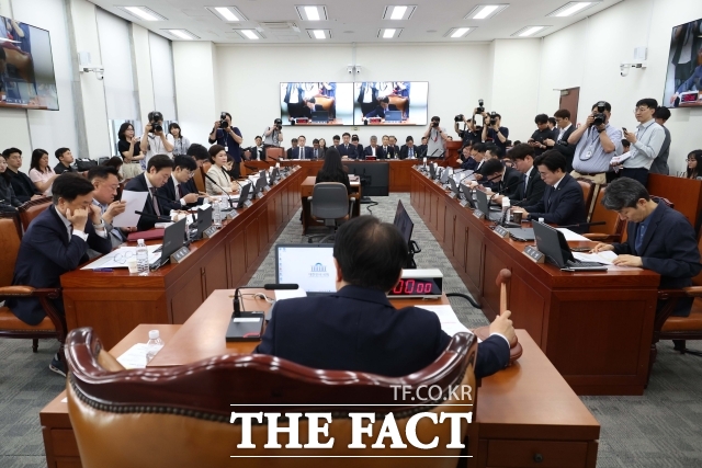 더불어민주당은 18일 광역급행철도(GTX)-A노선 삼성역 구간 시공 문제와 관련해 오세훈 서울시장을 공무원 등의 선거에 영향을 미치는 행위 금지 위반 혐의로 고발했다. 권칠승 국회 행안위원장이 18일 오전 서울 여의도 국회에서 열린 행정안전위원회 전체회의에서 의사봉을 두드리고 있다. /뉴시스