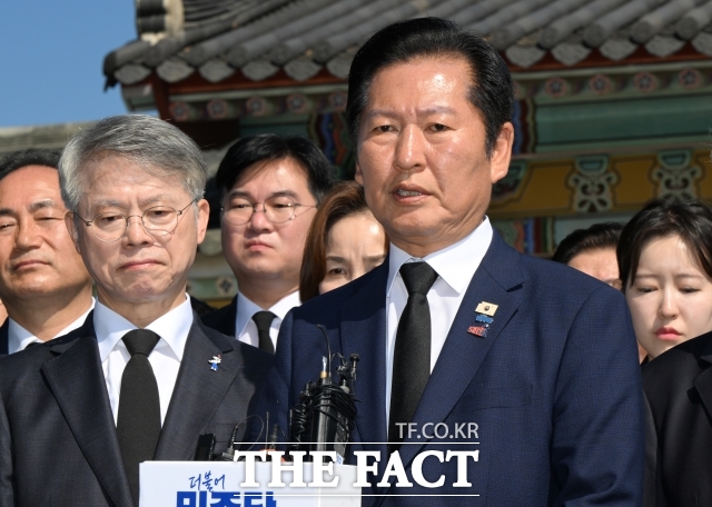 정청래 더불어민주당 대표가 5·18 정신 헌법 수록 무산을 사과하며 민형배 광주광역시장 후보를 전남·광주 통합 발전의 적임자로 내세웠다. 사진은 정 대표가 5·18민주화운동 46주기인 18일 오전 광주 북구 운정동 국립5·18민주묘지를 찾아 참배하고 민주의문 앞에서 기자회견을 하고 있는 모습. /뉴시스