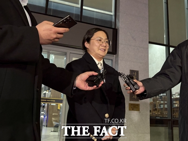 박 씨는 전직 매니저들에게 직장 내 괴롭힘 등 갑질과 폭행을 했다는 혐의(특수폭행·정보통신망법 위반), 1인 기획사를 미등록 운영한 혐의(대중문화예술산업발전법 위반)로 지난달 검찰에 넘겨졌다. 사진은 박 씨가 지난 2월20일 서울 강남경찰서를 나서며 취재진 질문을 받고 있는 모습. /뉴시스