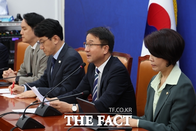한병도 더불어민주당 원내대표가 19일 오전 서울 여의도 국회에서 열린 원내대책회의에서 발언을 하고 있다./뉴시스