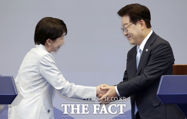 이재명 대통령은 19일 다카이치 사나에 일본 총리와 정상회담·공동언론발표를 가진 뒤 만찬을 함께 했다. 이 대통령과 다카이치 총리가 이날 경북 안동의 한 호텔에서 공동언론발표를 마치고 악수하고 있다. /뉴시스