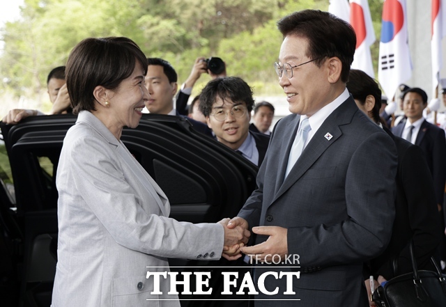 이재명 대통령은 19일 다카이치 사나에 일본 총리와 정상회담에서 전례나 관행에 얽매이지 않고 서로에 대한 이해와 교감의 폭을 넓혀나가면 실용적이면서도 획기적인 협력방안을 마련해 나갈 수 있을 것이라고 기대감을 나타냈다. 이 대통령이 이날 경북 안동시 한 호텔에서 한일 정상회담을 위해 방한한 다카이치 총리를 영접하고 있다. /뉴시스