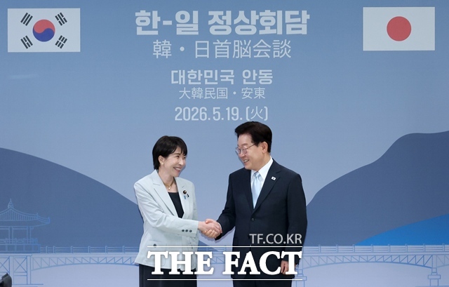 이재명 대통령과 다카이치 사나에 일본 총리가 19일 경북 안동시 한 호텔에서 정상회담 기념촬영을 하고 있다. /뉴시스