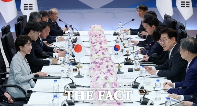 이재명 대통령과 다카이치 사나에 일본 총리가 19일 경북 안동시 한 호텔에서 확대 정상회담을 갖고 있다. /뉴시스