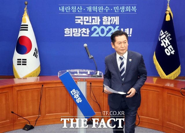 더불어민주당의 텃밭으로 불려 온 호남 민심이 흔들리고 있다. 전북지사 경선을 둘러싼 공천 갈등이 격화되면서 민주당을 향한 호남 민심 균열 조짐이 뚜렷해지고 있다. 사진은 지난 1월 22일 국회에서 조국혁신당과의 합당을 제안하는 긴급기자회견을 마친 후 이동하고 있는 정 대표. /뉴시스