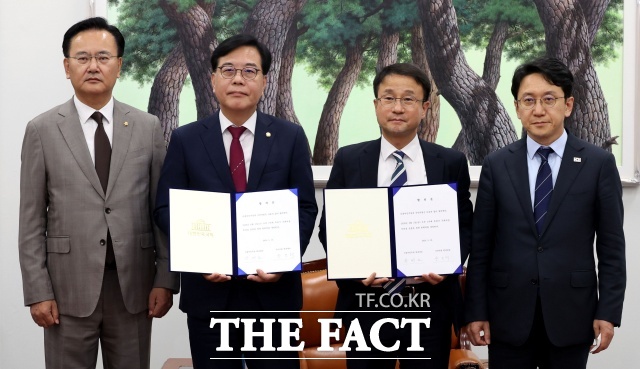 22대 국회 후반기 원구성 협상에서 상임위원장 배분 문제가 최대 쟁점으로 떠오르고 있다. 사진은 한병도 더불어민주당 원내대표와 송언석 국민의힘 원내대표가 19일 오후 서울 여의도 국회 운영위원장실에서 다음달 5일 후반기 국회의장, 부의장 선출을 위한 본회의 개최 합의문을 들고 기념촬영을 하고 있는 모습. 왼쪽부터 유상범 국민의힘 원내운영수석부대표, 송 원내대표, 한 원내대표, 천준호 더불어민주당 원내운영수석부대표. /뉴시스