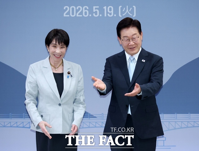 이재명 대통령은 19일 다카이치 사나에 일본 총리와 정상회담을 갖고 양국은 핵심 에너지원인 LNG 및 원유 분야의 협력도 한층 강화하기로 했다고 밝혔다. 이 대통령이 이날 경북 안동시 한 호텔에서 열린 다카이치 총리와 확대 정상회담에서 기념촬영을 마친 뒤 자리 안내를 하고 있다. /뉴시스