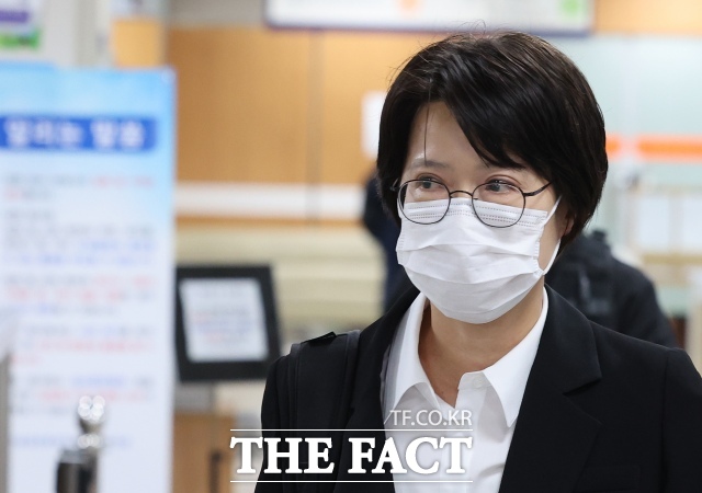 쿠팡 퇴직금 미지급 사건을 무혐의로 처분하도록 외압을 행사한 혐의를 받는 김동희 부산고검 검사가 20일 오전 서울 중앙지방법원에서 열린 첫 공판에 출석하고 있다./뉴시스