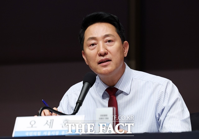 오세훈 국민의힘 서울시장 후보가 20일 서울 중구 프레스센터에서 열린 관훈토론회에서 패널 질의에 답변하고 있다. /뉴시스