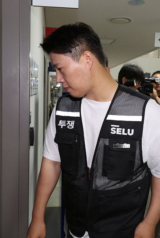 밤샘 대기했던 최승호 삼성그룹 초기업노동조합 삼성전자지부 위원장이 20일 정부세종청사 중앙노동위원회에서 사후조정 회의를 앞두고 입장을 밝힌 뒤 협상장으로 되돌아 가고 있다./뉴시스