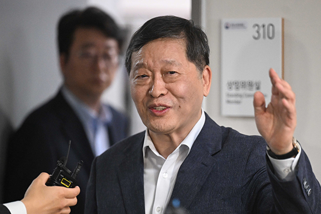 박수근 중앙노동위원회 위원장이 20일 세종시 정부세종청사 중앙노동위원회에서 열린 삼성전자 노·사 사후조정 2일차 회의 종료 후에 취재진의 질문에 답하고 있다./뉴시스