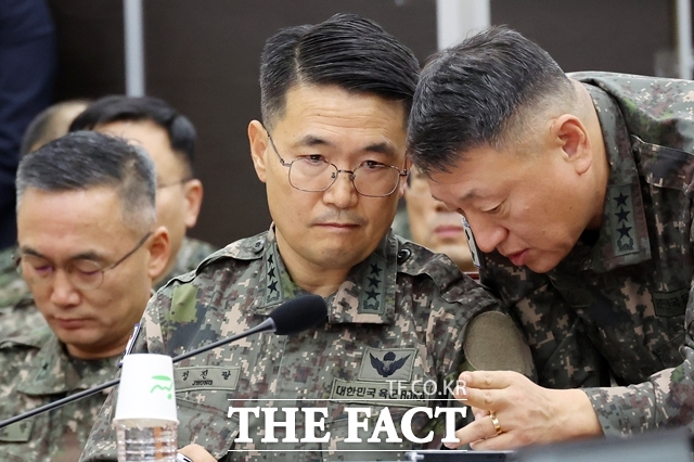 정진팔(왼쪽) 합동참모본부 차장이 2025년 1월 14일 오후 서울 여의도 국회에서 열린 윤석열 정부의 비상계엄 선포를 통한 내란 혐의 진상규명 국정조사 특별위원회 제3차 전체회의에서 이승오 국방부 조사본부장과 대화하고 있다. /뉴시스