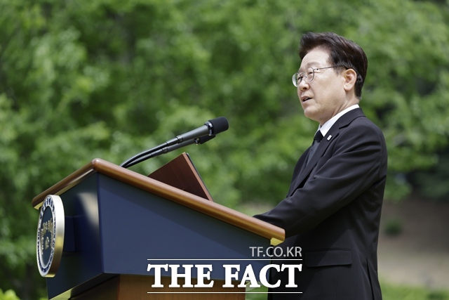이재명 대통령이 23일 경남 김해 봉하마을에서 열린 노무현 전 대통령 서거 17주기 추도식에서 추도사를 하고 있다. /뉴시스