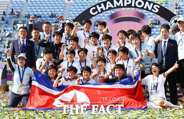북한 여자 축구 클럽 내고향여자축구단이 23일 오후 경기 수원종합운동장에서 열린 2025~2026시즌 아시아축구연맹(AFC) 여자 챔피언스리그(AWCL) 결승전에서 도쿄 베르디 벨레자를 1-0으로 제압하고 우승을 차지한 뒤 기념촬영을 하고 있다. /뉴시스