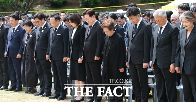이재명 대통령이 23일 경남 김해 봉하마을에서 열린 노무현 전 대통령 서거 17주기 추도식에서 묵념을 하고 있다. /뉴시스