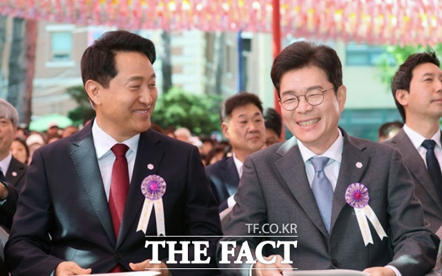 정원오(오른쪽) 더불어민주당 서울시장 후보와 오세훈 국민의힘 서울시장 후보가 24일 서울 종로구 조계사에서 열린 불기 2570년 부처님오신날 봉축법요식에서 대화하고 있다. /뉴시스