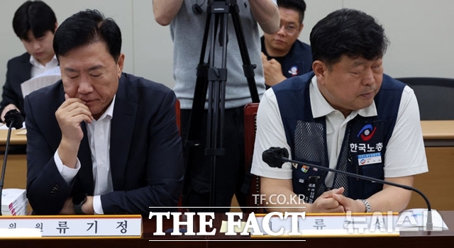 류기정 경총 총괄전무(왼쪽)가 26일 정부세종청사에서 열린 최저임금위원회 2차 전원회의에서 류기섭 한국노총 사무총장과 나란히 앉아 있다. /뉴시스