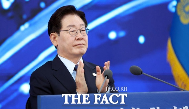 이재명 대통령이 26일 경남 창원시 진해구에서 열린 제1회 미래국방전략위원회에서 박수를 치고 있다. /뉴시스