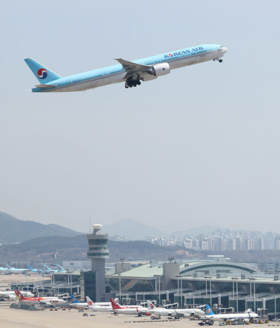 기후에너지환경부는 오는 27일 서울 서대문구 위드스페이스에서 한국환경산업기술원과 한국생산기술연구원, 한국화학융합시험연구원, 엘티메탈 등과 함께 ‘유기성 폐자원 활용 고품질 바이오연료화 기술개발사업’ 착수보고회를 개최한다. 사진은 지난달 16일 인천국제공항 활주로. / 뉴시스