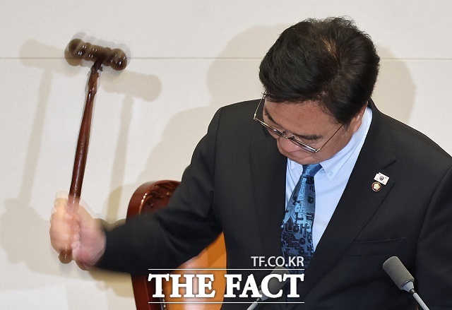우 의장이 지난 8일 서울 여의도 국회에서 열린 본회의에서 진보 여권 주도 헌법개정안 의결 시도에 대해 필리버스터로 대응하겠다는 뜻을 밝힌 국민의힘을 강하게 비판하며, 본회의 산회 선포하는 모습. /뉴시스
