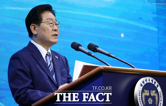 이재명 대통령이 27일 부산 영도구에서 열린 제31회 바다의날 기념식에서 기념사를 하고 있다. /뉴시스