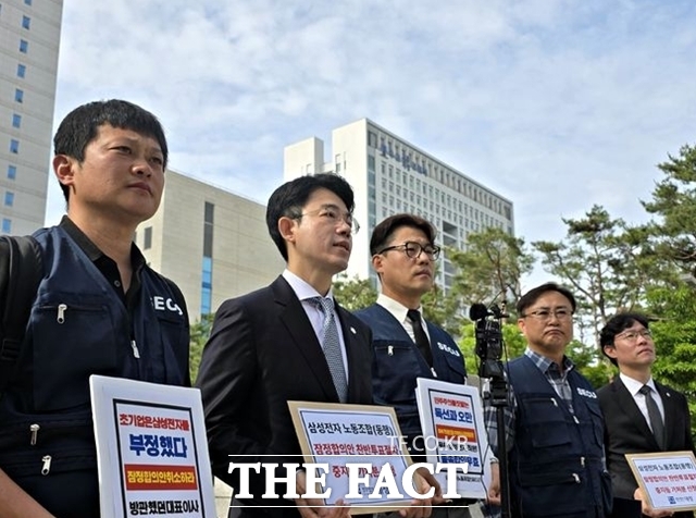 동행노조가 지난 26일 수원지법에 임금협상 잠정합의안에 대한 찬반투표 절차 중지를 요구하는 가처분 신청을 내기 직전, 취재진을 향해 입장을 밝히고 있다. /뉴시스