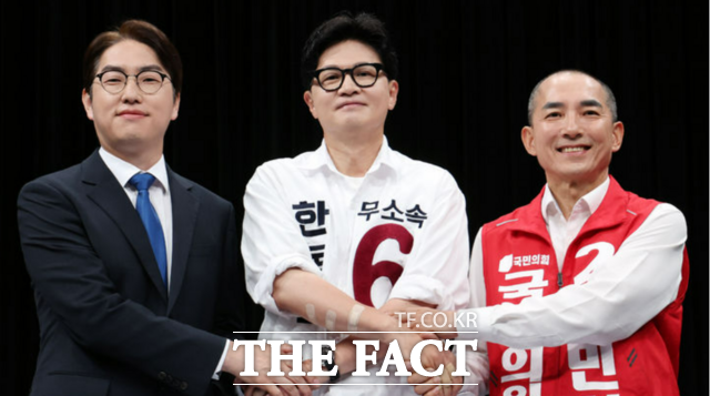 부산 북구갑 국회의원 보궐선거 후보자 토론회가 열린 28일 부산 동구 부산MBC에서 하정우(왼쪽부터) 더불어민주당 후보, 한동훈 무소속 후보, 박민식 국민의힘 후보가 본격적인 토론에 앞서 손을 맞잡고 포즈를 취하고 있다./뉴시스