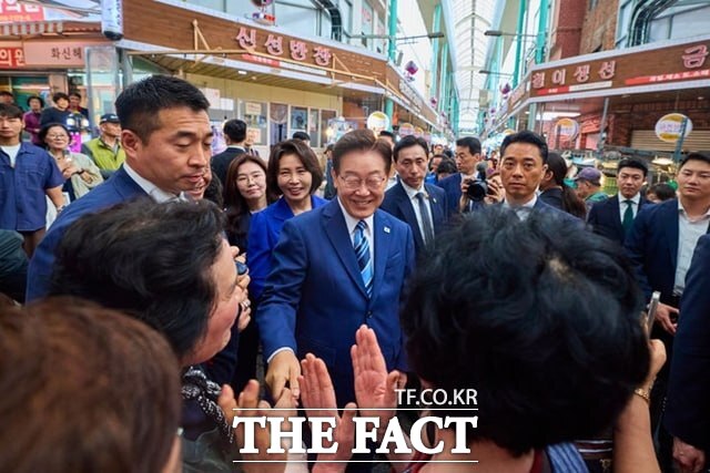 이재명 대통령과 영부인 김혜경 여사가 27일 부산 영도구 남항시장을 찾아 시민들과 인사를 나누고 있다. /뉴시스