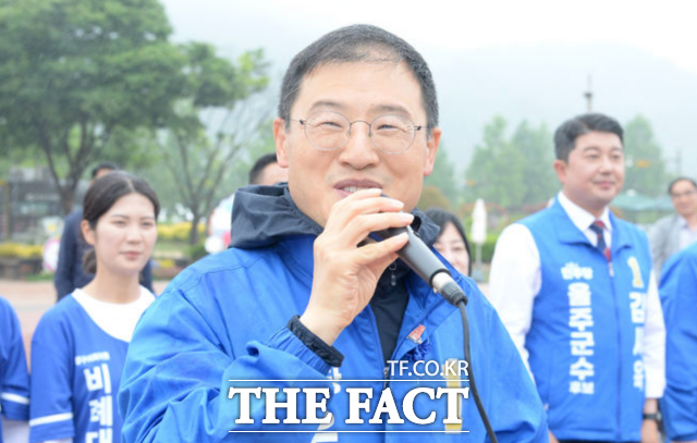 민주당과 진보당이 28일 울산광역시장 단일화 경선에서 김상욱 민주당 후보를 단일 후보로 선출했다. 사진은 김상욱 후보가 지난 21일 울산광역시 중구 태화강국가정원에서 열린 출정식에서 출정사를 하는 모습. /뉴시스