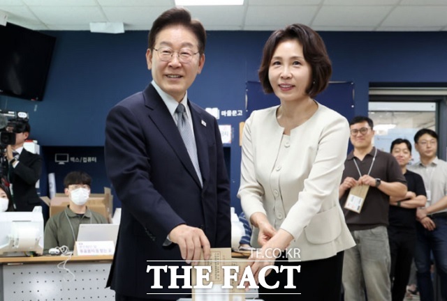 이재명 대통령과 김혜경 여사가 29일 서울 종로구 삼청동 주민센터에 마련된 투표소에서 제9회 전국동시지방선거 사전투표를 하고 있다. /뉴시스