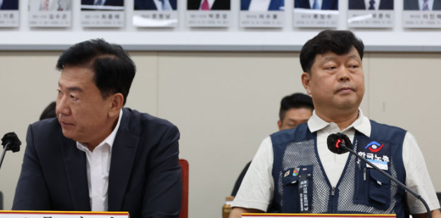 지난 26일 세종시 정부세종청사에서 열린 최저임금위원회 2차 전원회의에서 류기정 사용자 위원과 류기섭 근로자 위원의 시선이 엇갈리고 있다. / 뉴시스