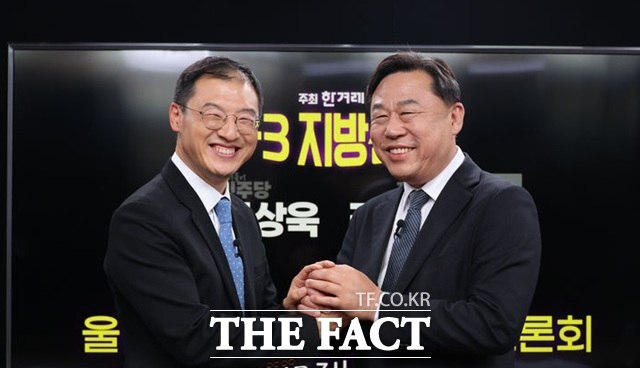 상욱(왼쪽) 더불어민주당 울산시장 후보와 김종훈 진보당 후보가 지난 20일 오후 서울 마포구 한겨레신문사 스튜디오에서 단일화 토론회 시작에 앞서 기념촬영을 하는 모습. /뉴시스