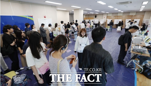 제9회 전국동시지방선거 사전투표 마지막 날인 30일 서울 성동구 성수1가제2동 공공복합청사에 마련된 사전투표소에서 시민들이 투표를 하기 위해 줄을 서고 있다. /뉴시스