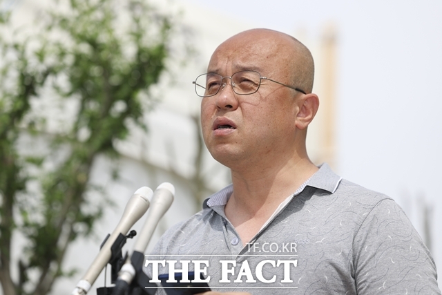 민경권 주주운동본부 대표가 1일 서울 여의도 국회 앞에서 삼성전자 노사의 성과급 합의와 관련한 기자회견을 진행하고 있다. /뉴시스