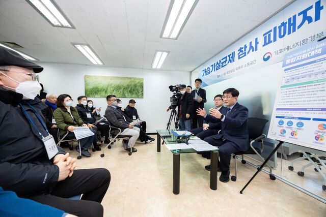 기후에너지환경부는 1일 가습기살균제 피해구제 및 지원을 위한 특별법 시행령·시행규칙 전부개정안을 입법예고했다. 사진은 지난 2월 25일 김성환 기후부 장관이 서울 중구 가습기살균제 피해자 소통공간에서 피해자들과 간담회를 하고 있는 모습. / 기후부