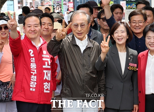 이명박 전 대통령이 1일 오전 서울 성동구 서울숲에서 국민의힘 지방선거 출마자 등과 함께 지지를 호소하고 있다. 왼쪽부터 고재현 성동구청장 후보, 이 전 대통령, 최수진 의원, 윤희숙 전 의원. /뉴시스