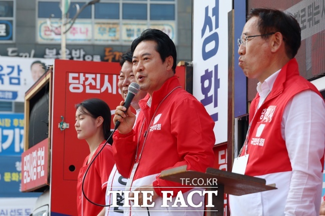 장동혁 국민의힘 상임선대위원장은 역대 선거마다 승패를 좌우했던 '민심의 바로미터' 충청권으로 달려가 지지층의 막판 결집을 호소했다. 사진은 장동혁 국민의힘 상임선거대책위원장이 2일 충남 당진시 당진중앙2로 로터리에서 지원유세를 하고 있는 모습. /뉴시스