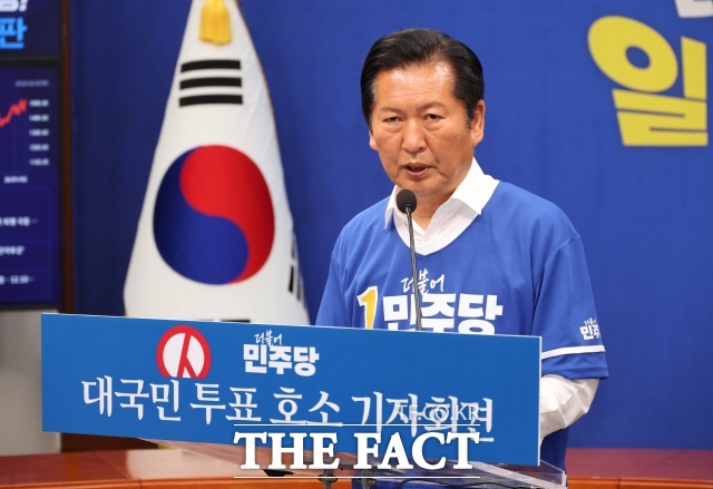 정청래 더불어민주당 총괄상임선대위원장은 강원과 경기를 훑은 뒤 최대 승부처로 꼽히는 서울에 입성해 중도층 표심 흡수에 집중했다. 사진은 정청래 더불어민주당 대표가 2일 오후 서울 여의도 국회에서 대국민 투표 호소 기자회견을 하고 있는 모습. /뉴시스