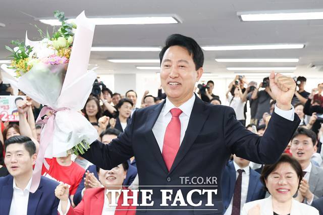 서울시장 당선이 확실시된 오세훈 국민의힘 후보가 4일 오전 서울 종로구 선거사무실에서 꽃다발을 들고 기념촬영 하고 있다. 2026.06.04./뉴시스