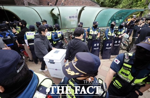지난 5일 서울 송파구 잠실7동 제2투표소에서 투표함이 반출되고 있다. /뉴시스