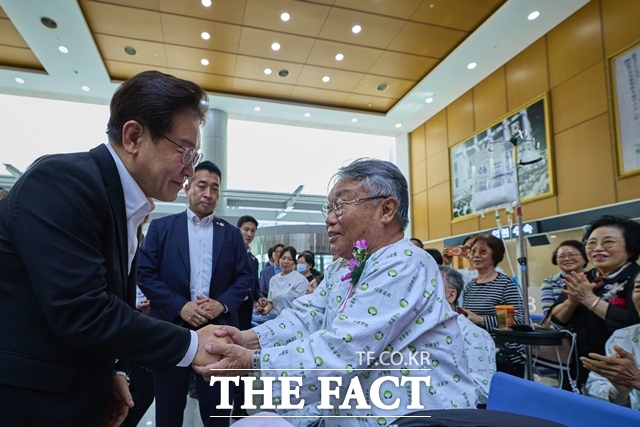 이재명 대통령이 6일 서울 강동구 중앙보훈병원을 방문해 입원 중인 국가유공자들을 위문하고 있다. /뉴시스