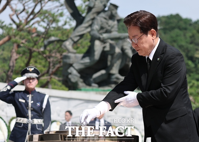 이재명 대통령이 6일 서울 동작구 국립서울현충원에서 순국선열과 호국영령을 추모하며 분향하고 있다. /뉴시스