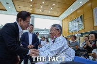  李 대통령, 현충일 맞아 중앙보훈병원 방문…전통시장 소통 행보도