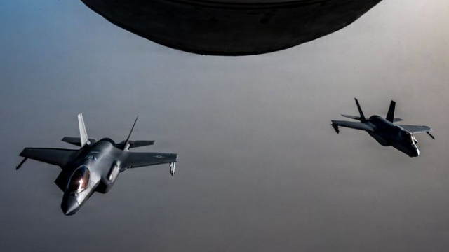 미 공군 F-35A 스텔스 전투기 두 대가 중동 상공을 순찰하고 있다. /뉴시스