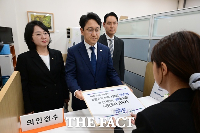 더불어민주당 천준호 원내운영수석부대표와 김한규 원내정책수석부대표, 이주희 원내대변인이 8일 오후 서울 여의도 국회사무처 의안과에 제9회 전국동시지방선거 투표용지 부족 사태의 진상규명 및 선거관리 개혁을 위한 국정조사 요구서를 제출하고 있다. /뉴시스