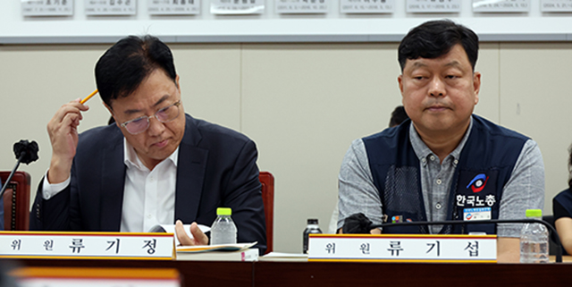 9일 세종시 정부세종청사에서 열린 최저임금위 4차 전원회의에서 류기정 사용자 위원과 류기섭 근로자 위원이 공익위원의 발언을 듣고 있다./뉴시스