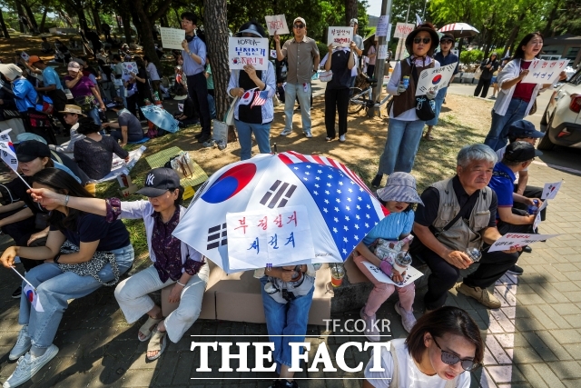 6·3 지방선거 투표용지 부족 사태로 촉발된 '잠실 개표소 봉쇄 시위'가 9일로 닷새째 이어지고 있다. 사진은 이날 서울 송파구 올림픽공원 핸드볼경기장 앞에서 '부정선거', '재선거'를 주장하는 시민들 모습. /뉴시스