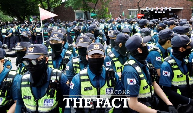 경찰이 지난 5일 오전 서울 송파구 잠실7동 제2투표소 앞에서 투표함 반출을 막고 있는 시위대를 해산시키고 있다. /뉴시스